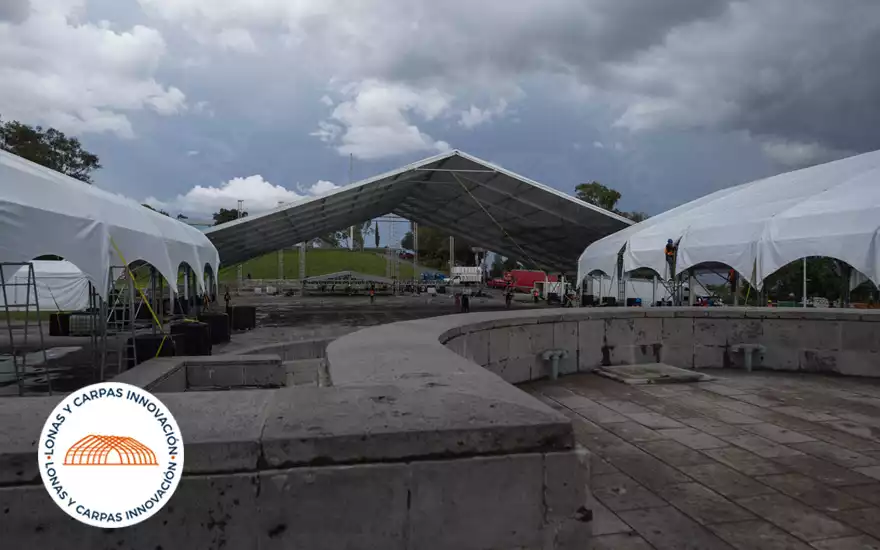 Estructura frontal de carpa a dos aguas durante su montaje