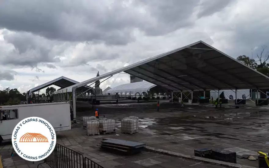 Interior despejado de carpa tipo hangar para eventos masivos