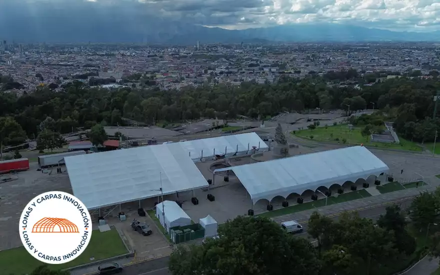 Conjunto de carpas instaladas al aire libre