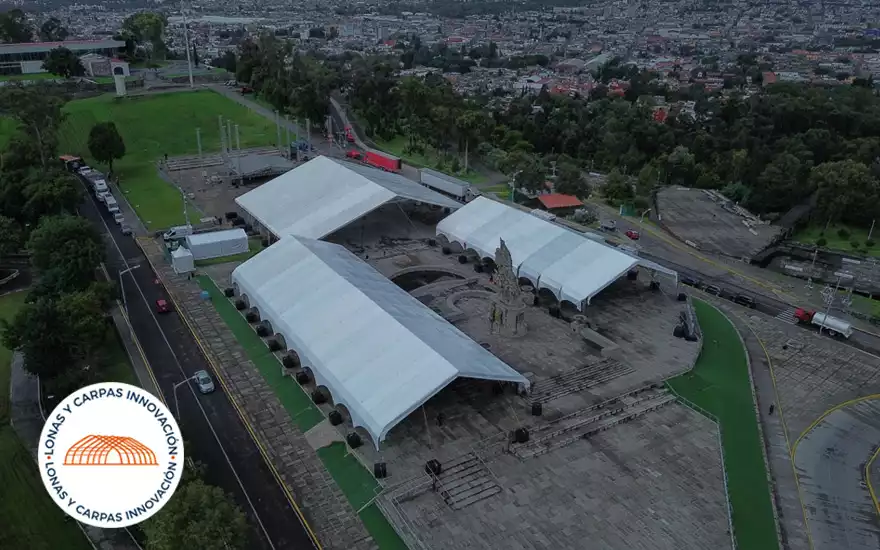 Vista aérea de carpas masivas instaladas en Los Fuertes, Puebla