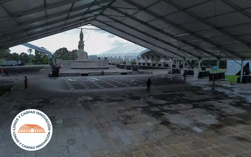 Vista interior de la estructura metálica de una carpa gigante