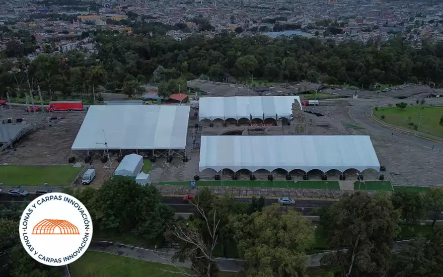 Montaje de carpas blancas en explanada para evento masivo