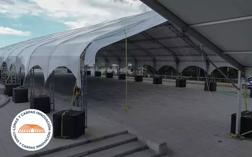 Detalle de carpa blanca tensada y estructura de aluminio