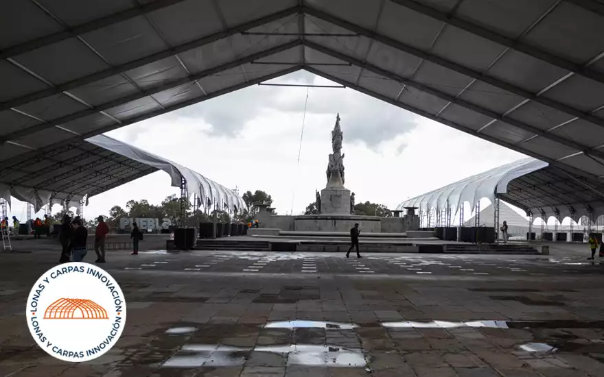 Estructura de carpa en proceso de instalación enmarcando el paisaje