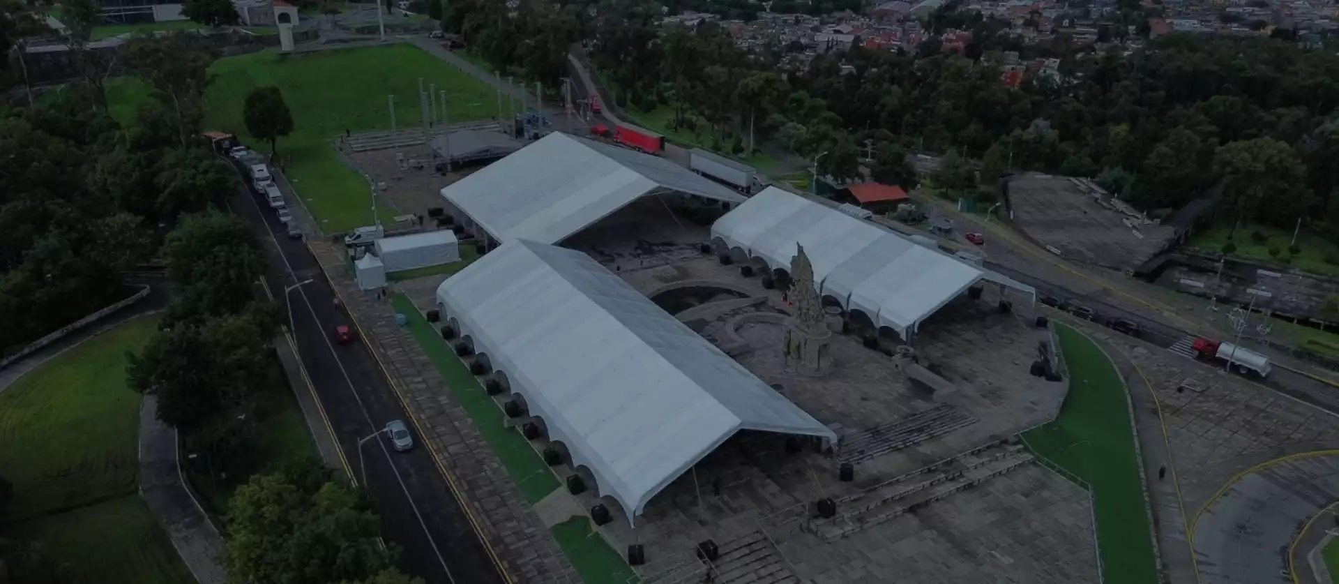 Vista panorámica de montaje masivo en Los Fuertes realizado por Lonas y Carpas Innovación
